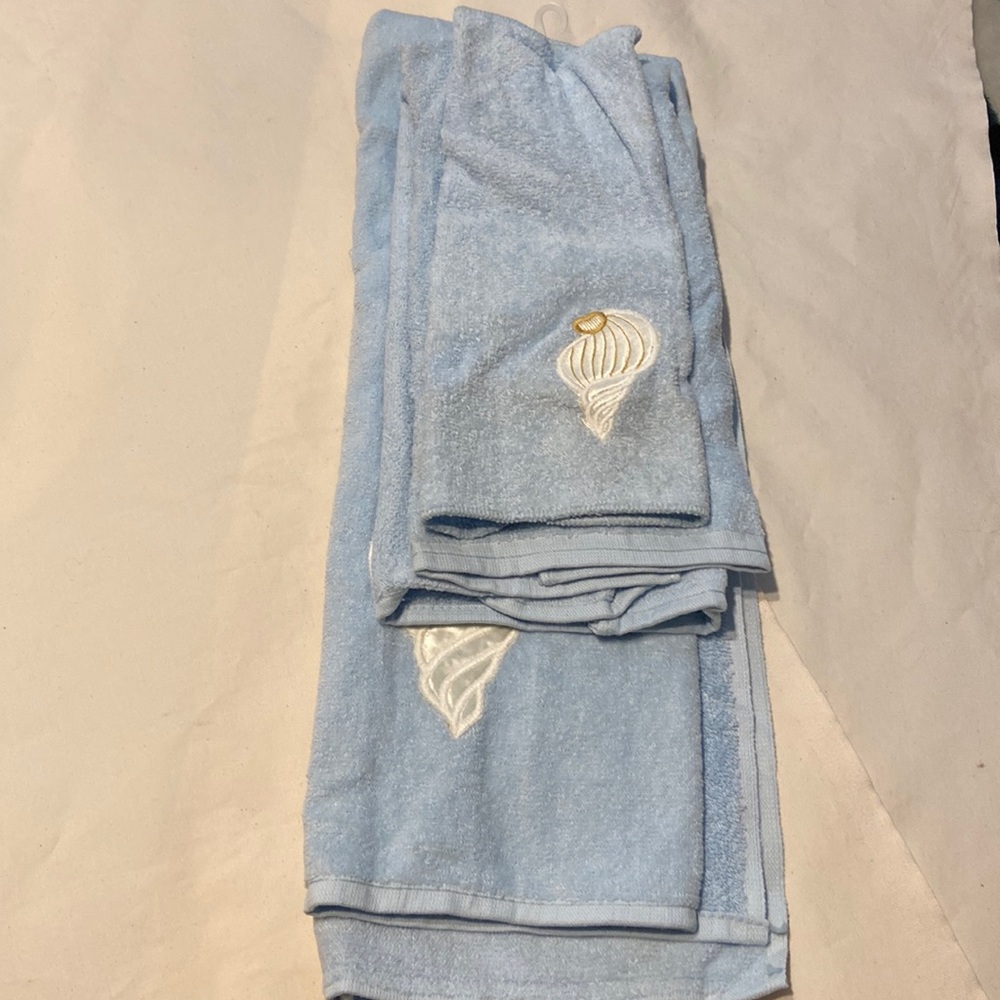 🌺Vintage3piece fine fashion towels blue applicant seashell set new old stock